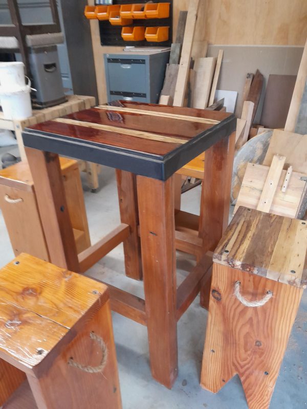 Bar Table Leaner with stools - Image 3