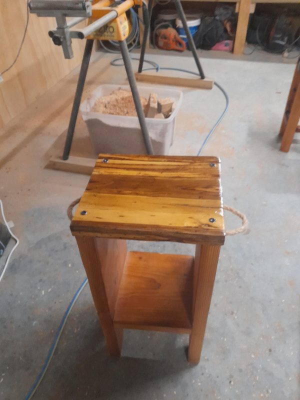 Bar Table Leaner with stools - Image 4