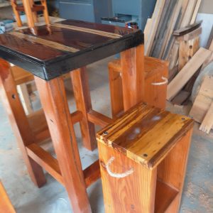 Bar Table Leaner with stools