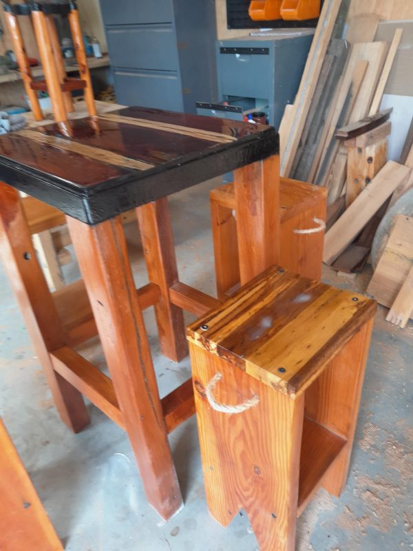 Bar Table Leaner with stools